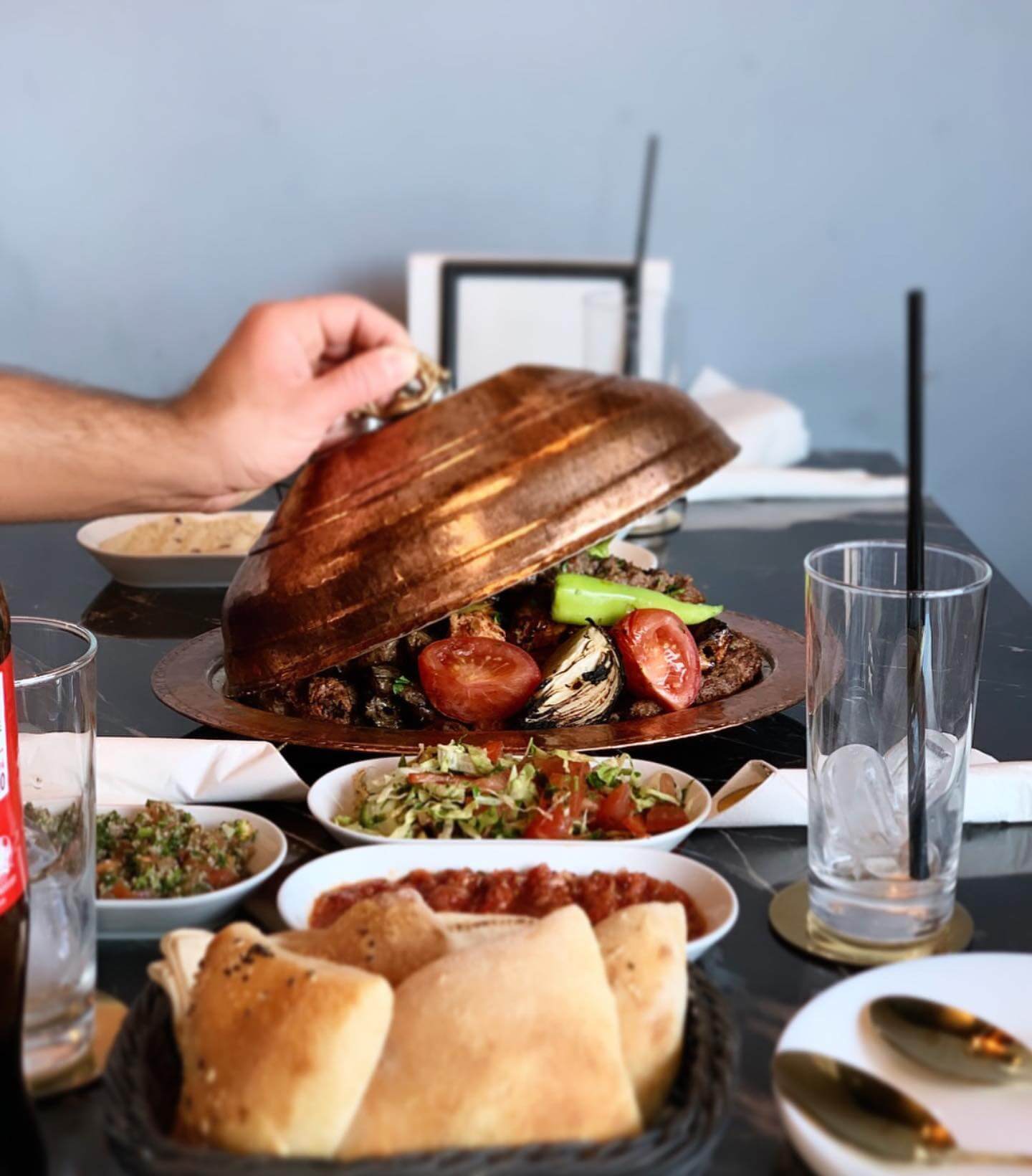 Festligt libanesisk bord med grill under kobberkuppel hos Zyara